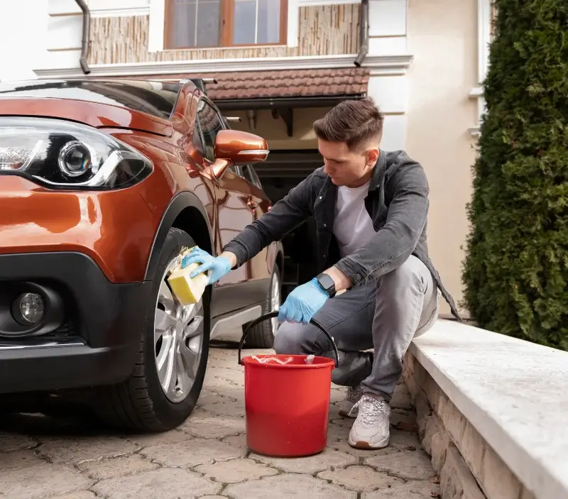 Lavage auto à domicile Pliboux : professionnel intervenant sur un véhicule